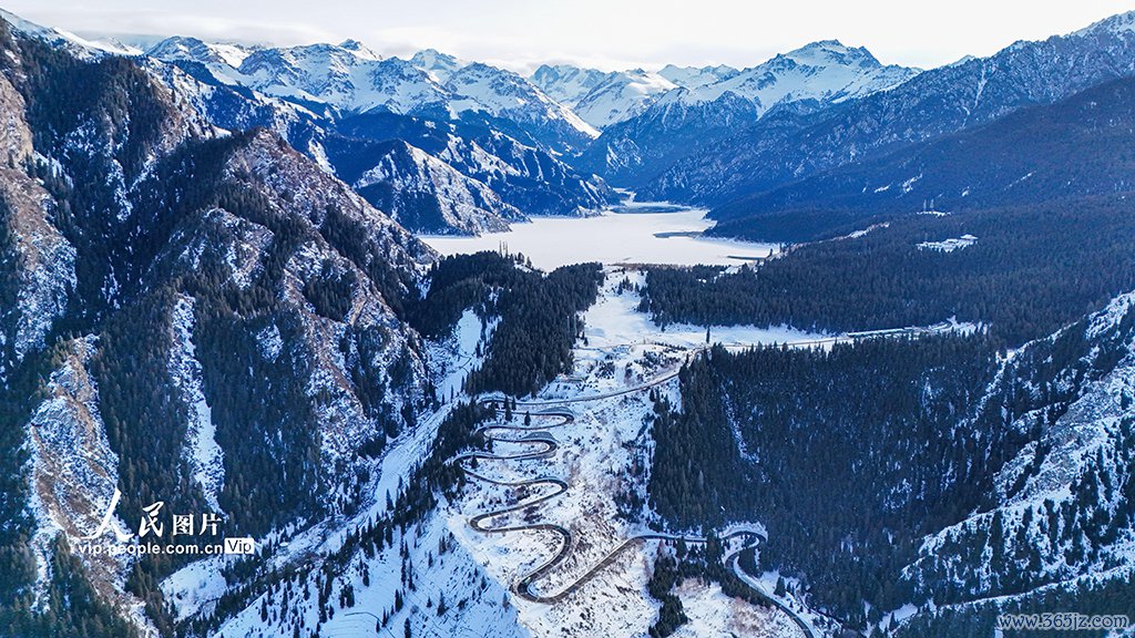 新疆阜康：天山天池冬景如画