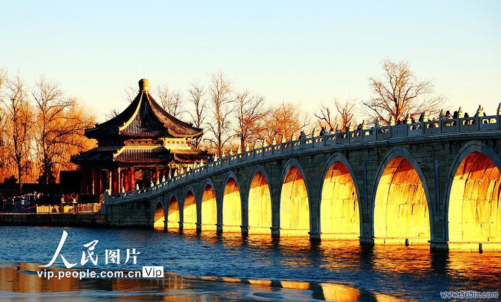 北京：颐和园十七孔桥现“金光穿洞”好意思景